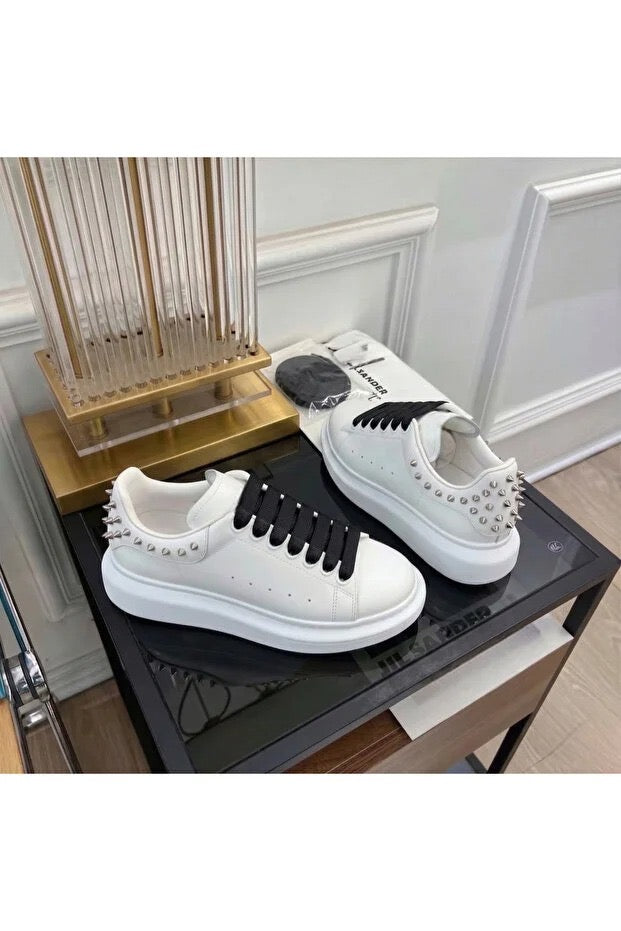 Sneakers Alexander Mq Unisex Albi – Adidași premium cu ținte și șireturi contrast